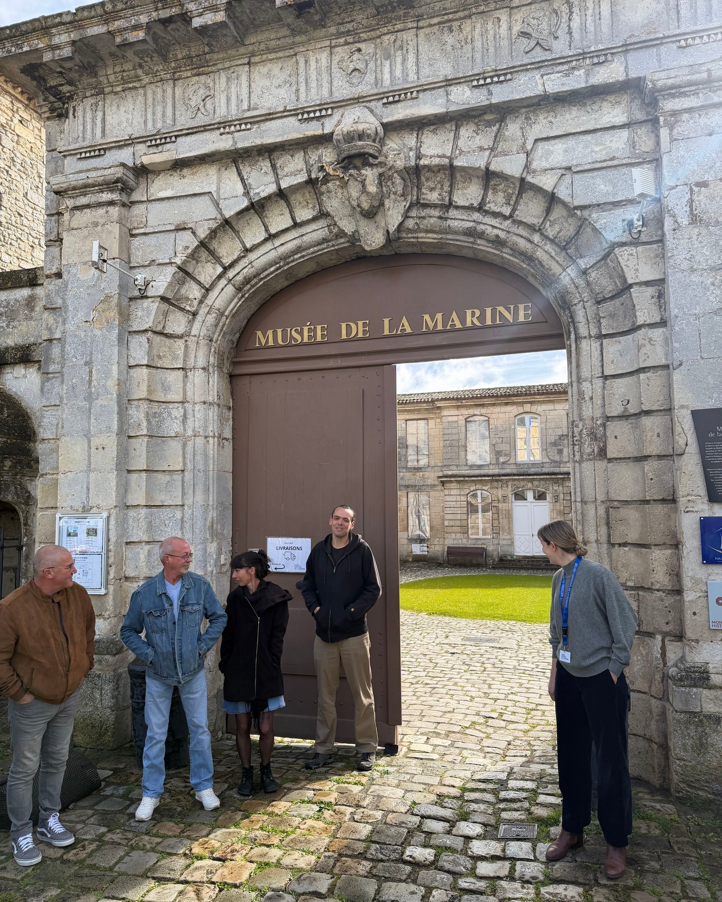 Ce matin, le Musée national de la Marine de Rochefort a ouvert ses portes en privé pour deux de nos membres. 🏛️

Une belle opportunité pour les équipes de RAVAUD (peinture) et Raynal ELEC (électricité) ! Le musée a tenu à les remercier pour les travaux de rénovation menés dans leurs locaux entre novembre et janvier derniers.

Ce geste témoigne de la qualité du travail accompli. C'est aussi la preuve que la collaboration et la coordination sont des valeurs partagées avec nos partenaires. Un grand merci au musée pour cette reconnaissance et ce moment de partage.

Fiers de nos artisans et de la confiance que vous nous accordez.

#rochefort #museenationaldelamarine #rénovation #artisanatlocal #peinture #electricite #charentemaritime #travaux #synergie