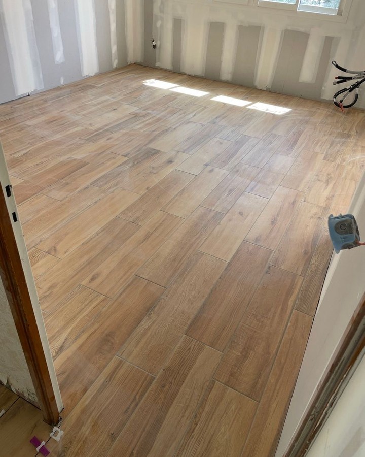 Zoom sur la technique ! 🔎

La pose d'un carrelage ne s'improvise pas. C'est un art qui demande précision et savoir-faire.

Xavier de Tendance Carrelage, membre de notre collectif, maîtrise chaque étape pour garantir un résultat durable et esthétique. Du choix des matériaux à la réalisation des joints, rien n'est laissé au hasard. 

Avec l'Équipe d'Artisans, vous bénéficiez de l'expertise de chaque membre et d'une coordination parfaite pour vos projets de rénovation. 🤝

#renovation #carrelage #artisanat #savoirfaire #larochelle #iledere #rochefort #travaux #chantier