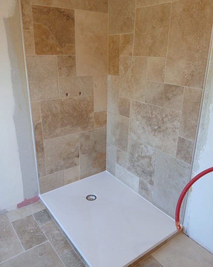 Nouvelle réalisation à Rochefort ! 🛁

Cette salle de bain a été entièrement repensée par nos artisans. Le choix du travertin apporte une touche d'élégance intemporelle et beaucoup de cachet.

Plomberie, électricité, carrelage... Chaque étape a été parfaitement coordonnée pour un déroulement fluide et un résultat qui correspond aux attentes de nos clients. 🤝

La force de notre collectif, c'est de transformer vos idées en réalité, avec une seule équipe et un seul interlocuteur.

Un projet de rénovation ? Contactez-nous ! 📩

#renovation #salledebain #travertin #rochefort #artisanatlocal #travaux #charentemaritime #equipedartisans