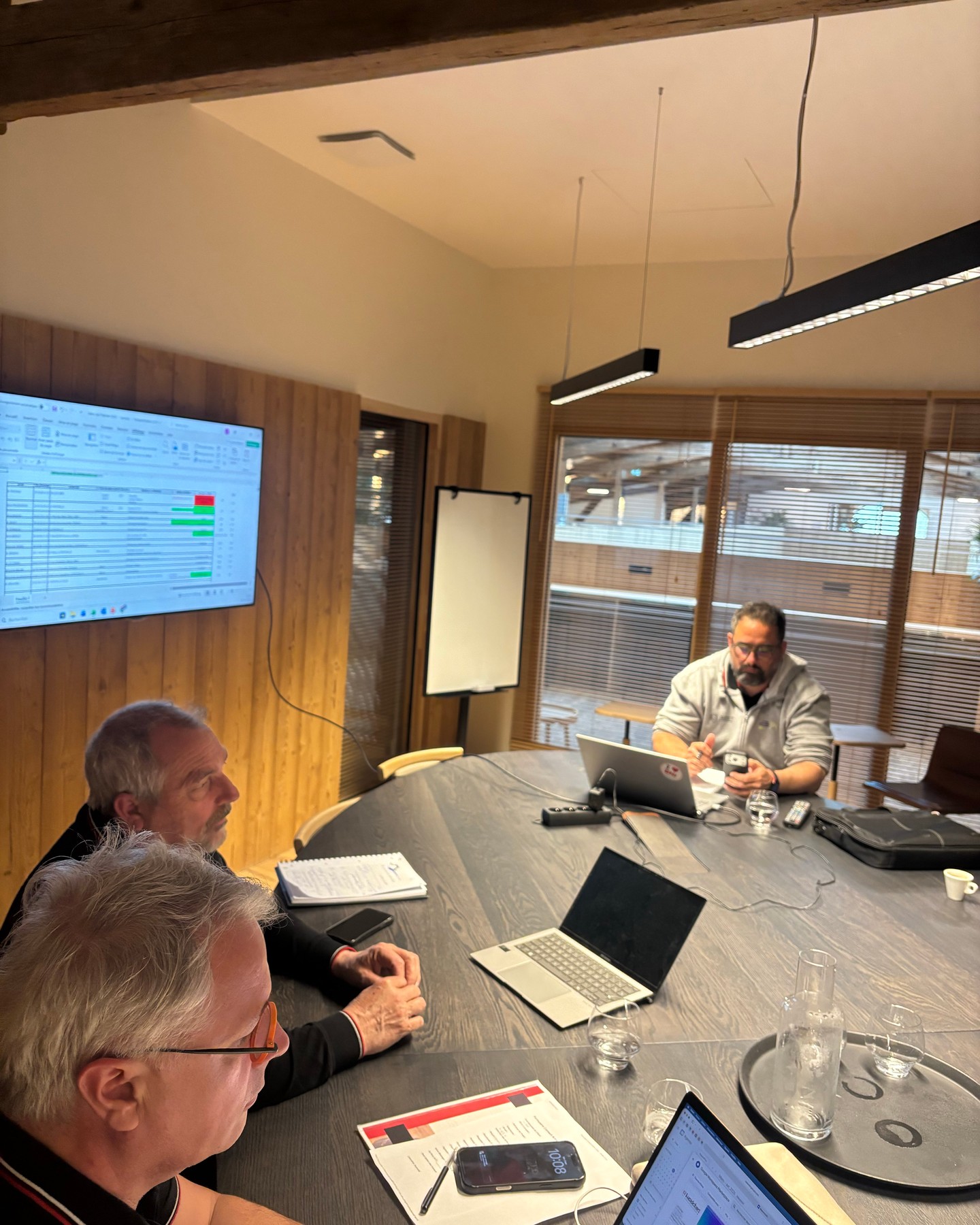 Réunion mensuelle pour l'Équipe d'Artisans ce matin ! ☕️

Au programme : débriefing complet du récent Salon de la Maison.
Nous avons analysé vos retours et vos questions pour toujours mieux vous accompagner.

L'énergie du collectif est déjà tournée vers l'avenir. 🚀
Nous affinons notre stratégie et préparons les prochains événements pour venir à votre rencontre.

L'objectif reste le même : une coordination parfaite entre nous pour des chantiers fluides pour vous.

#artisans #renovation #larochelle #synergie #travaux #equipedesartisans #rochefort #iledere #chantier