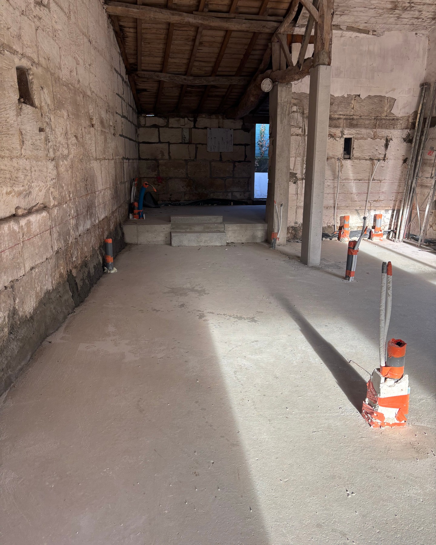 Quand la technique rencontre l'esthétique sur un même chantier. 🤝

Pour la rénovation de cette épicerie, la coordination était la clé.
Ludovic de B&B Chape a préparé une base parfaitement lisse et durable avec sa chape fluide. ⚙️
Puis, Xavier de Tendance Carrelage a pu poser le nouveau revêtement pour un rendu final qui allie résistance et style.

C'est ça, la force de notre collectif : deux artisans, une vision commune, et un chantier qui avance sans accroc pour le client.

#renovation #artisanatlocal #chantier #larochelle #travaux #carrelage #chape #synergie #equipedesartisans