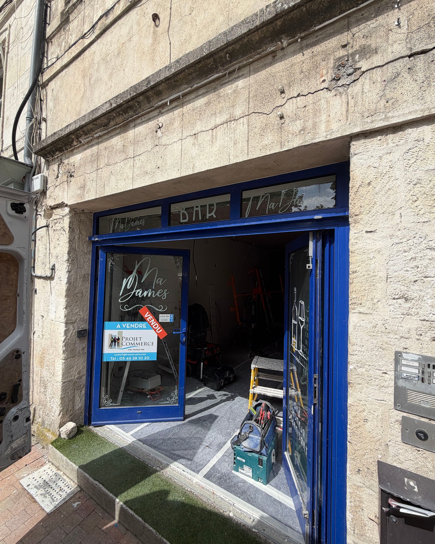 Nouveau projet gourmand en vue sur le Vieux Port de La Rochelle ! 🍦

Nous sommes très heureux d'accompagner l'arrivée du glacier Moustache en réalisant l'aménagement de leur future boutique.

Un beau chantier qui illustre parfaitement la force de notre collectif. 🤝

Sur ce projet, la coordination est assurée par plusieurs membres de l'équipe :
- Raynal ELEC pour toute l'électricité.
- Ravaud pour les peintures et les sols.
- TCPI pour la création des cloisons.
- ALP pour la plomberie.
- MTA pour la fabrication du mobilier sur mesure.

Chaque corps de métier intervient en synergie pour un chantier qui avance de manière fluide et efficace.

Bientôt, vous pourrez déguster de bonnes glaces dans un lieu pensé et rénové par nos artisans locaux !

#renovation #artisanslocaux #larochelle #vieuxportlarochelle #chantier #travaux #equipedesartisans #agencement #artisanat