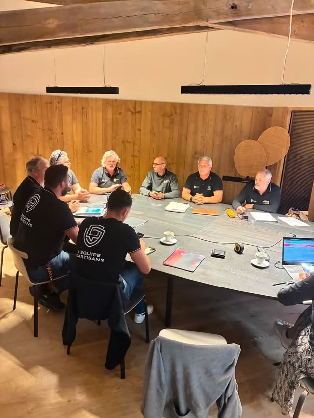 Ce matin, c'est notre réunion mensuelle ! 🗓️

Au programme : un point d'avancement sur les chantiers en cours et le calage des plannings.

Une bonne coordination est la clé d'un projet réussi. C'est pourquoi nous collaborons étroitement avec Noëlle Corlay de Spatïa, notre architecte d'intérieur partenaire, pour assurer une fluidité parfaite sur chaque projet. 🤝

Ensemble, nous veillons à ce que tout s'enchaîne sans accroc pour vous.

Bon week-end à tous !

#artisanslocaux #renovation #larochelle #iledere #rochefort #travaux #coordination #synergie #architectedinterieur