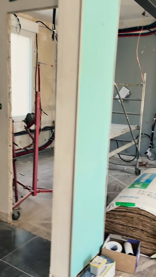 Vendredi, c'était réunion de chantier ! 🦺👷‍♂️
Un moment clé pour faire le point avec notre client sur l'avancement des travaux.

La coordination est au cœur de notre méthode. 🤝
Pendant que Adrien Debelle finalisait la pose des menuiseries, Raynal ELEC et TCPI prenaient déjà le relais pour l'électricité et les cloisons.

Un chantier qui avance bien et un client satisfait, c'est notre priorité.
L'équipe reste mobilisée jusqu'à la livraison finale !

#renovation #artisans #larochelle #chantier #travaux #equipedesartisans #synergie #rochefort #ilederé